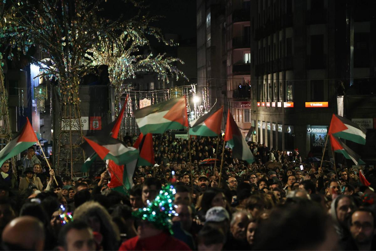 Vigo enciende la Navidad más grande de su historia ante miles de personas