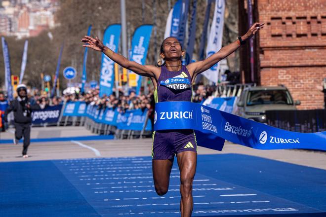 Fotyen Tesfay, ganadora del Maratón de Barcelona y segunda maratoniana más rápida de la historia