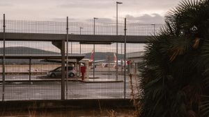 Vista del interior del aeropuerto de Ciudad Real, con dos aviones de Iberia aparcados en la pista.