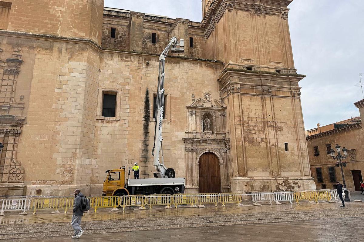 La inspección realizada este jueves en la fachada norte de la basílica de Santa María, donde se aprecian las dos ventanas.