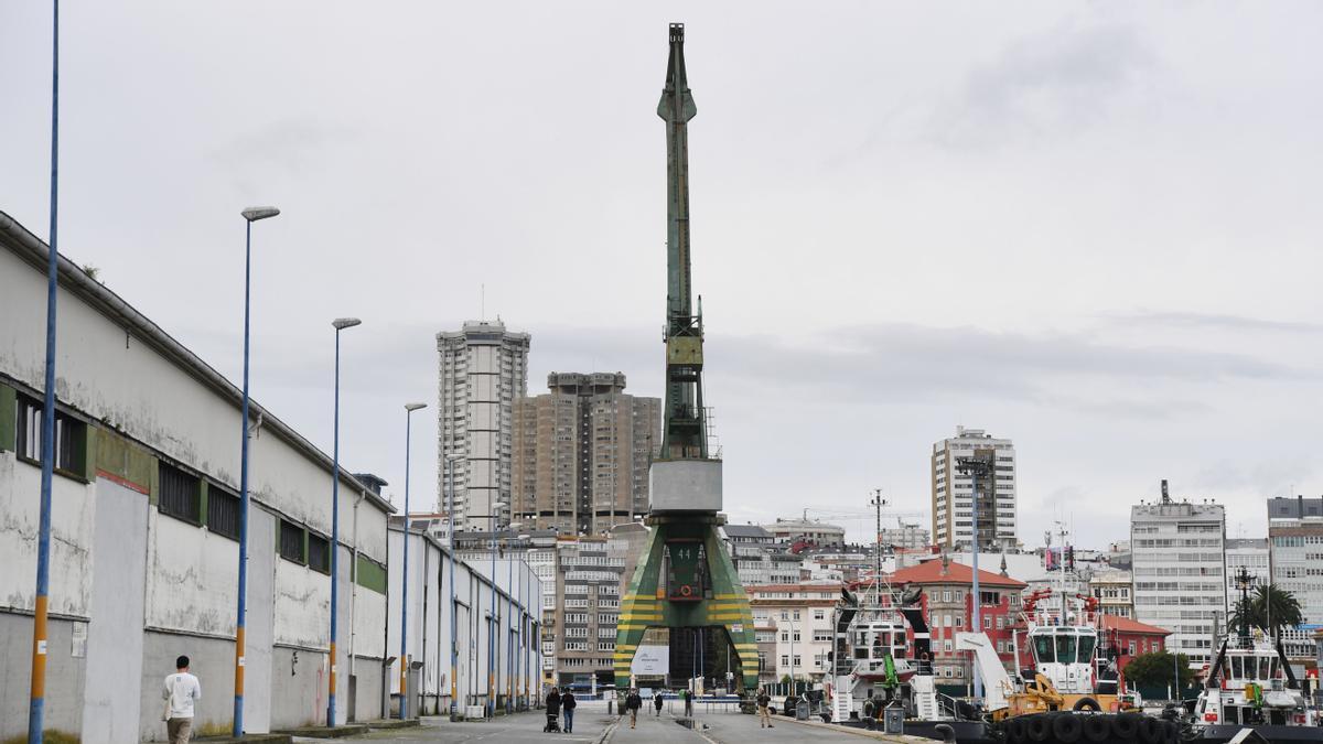 Peatones en el muelle de Calvo Sotelo.