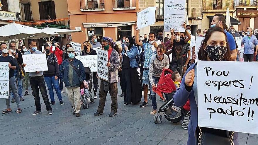 Protesta, ahir, a la plaça Major per demanar empadronaments