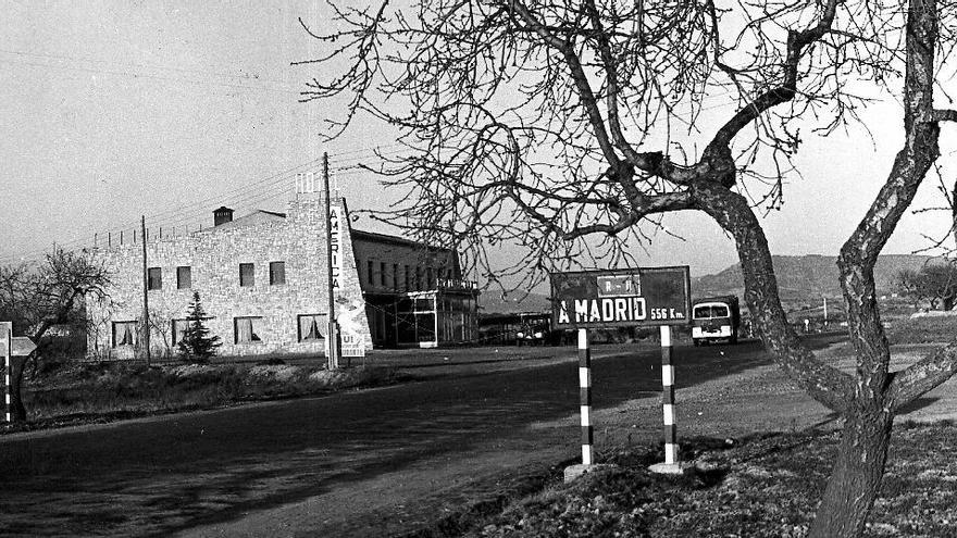 L&#039;hotel Amèrica, a l&#039;antiga N-II, avui avinguda del Mestre Montaner, en una imatge de l&#039;any 1980