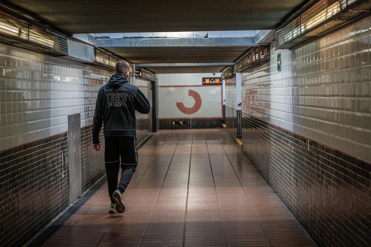 Un viajero transita por el pasillo subterráneo de la estación de la R1 de Rodalies de Mataró, en el Maresme.