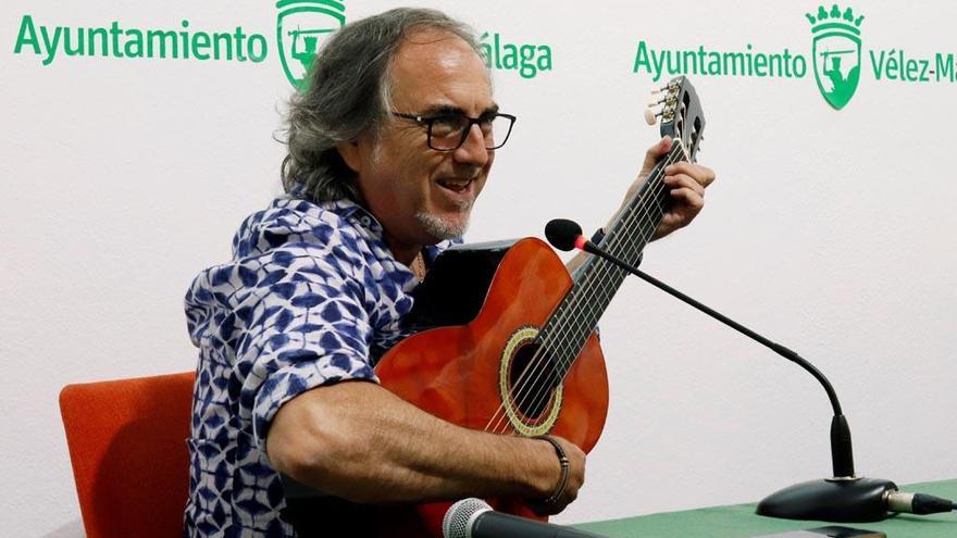El Selu, guitarra en mano, este miércoles en Vélez.