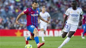 El Kun estrenó su cuenta goleadora en el clásico; ahora, es el momento de su primera titularidad