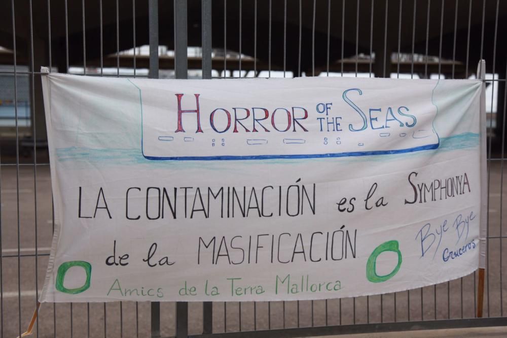 Protestas para recibir al crucero 'Symphony of the Seas'