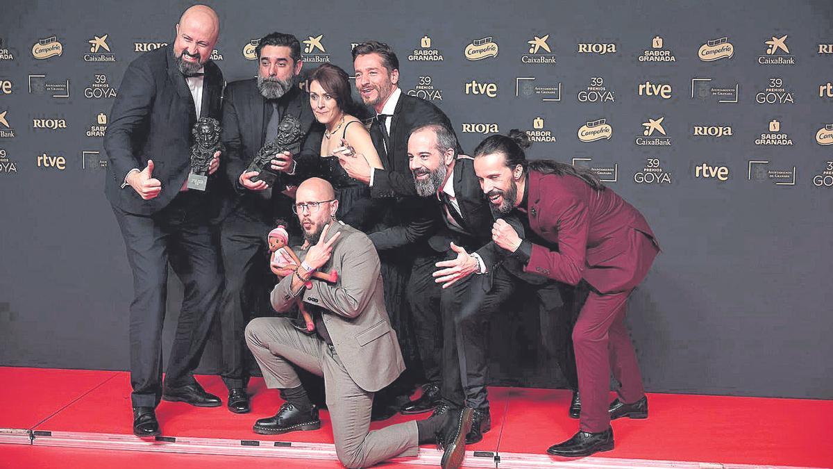 El equipo de ‘Cafunè’ posa con las estatuillas y la muñeca del cortometraje.jpg