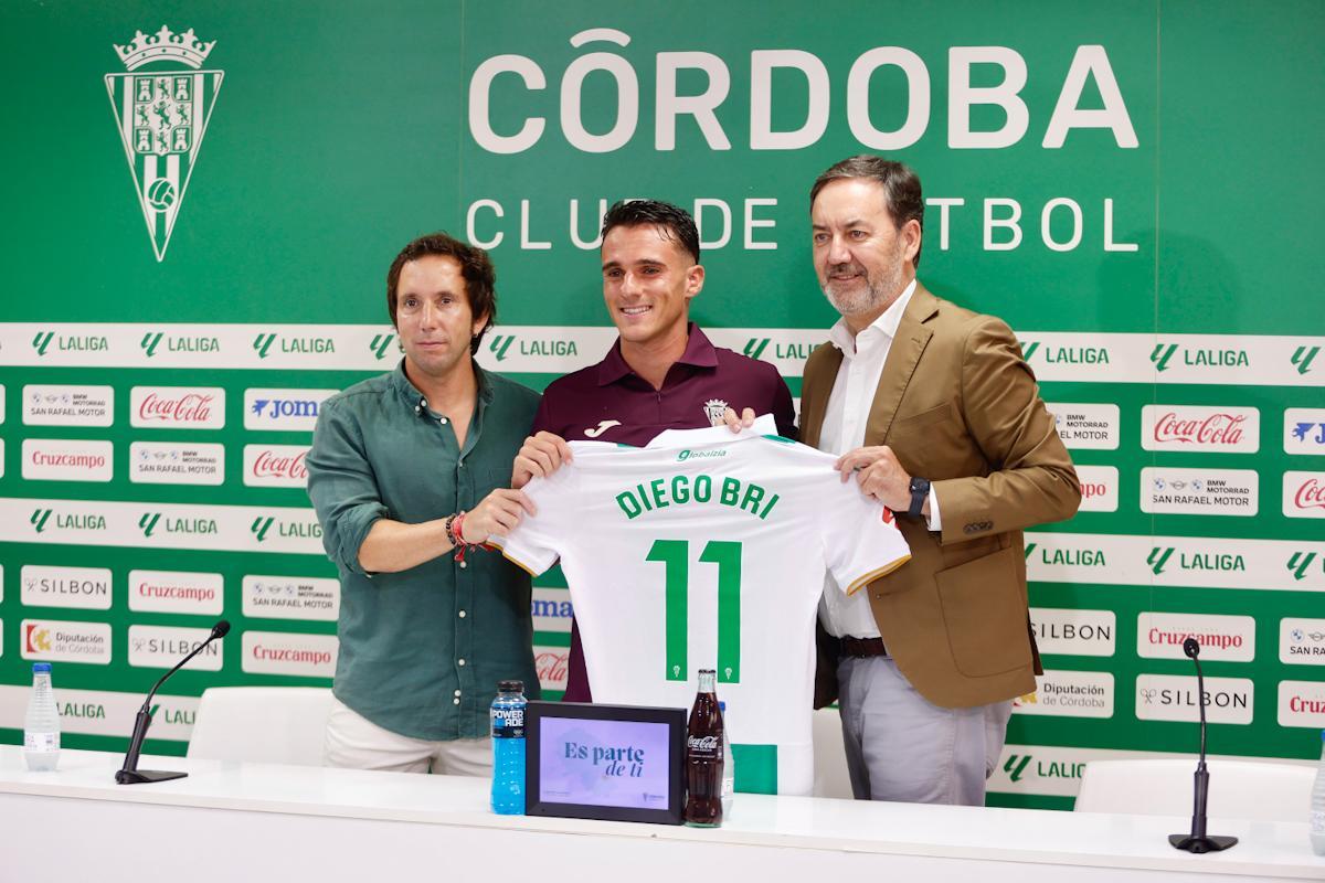 La presentación del jugador del Córdoba CF Diego Bri, en imágenes