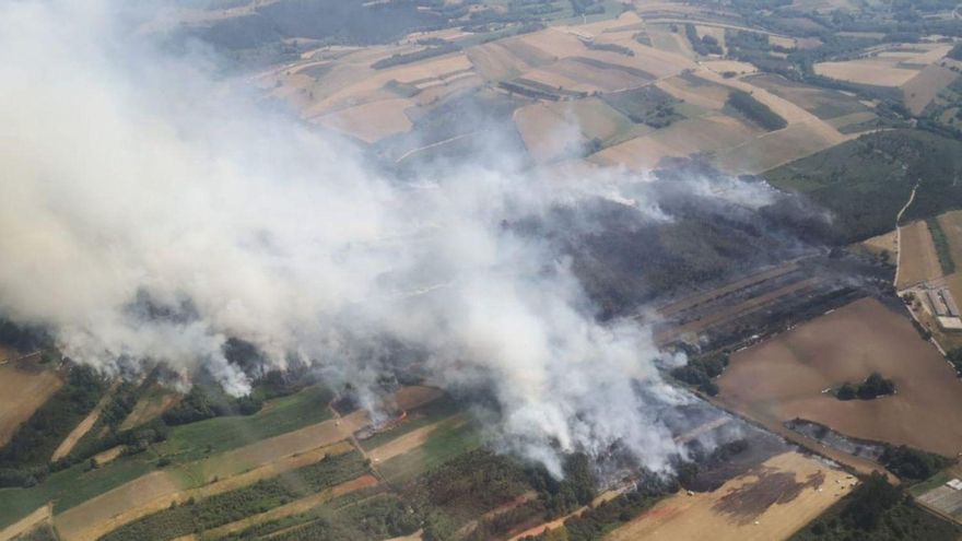 Vista área del incendio
forestal de Maceira. 
| |