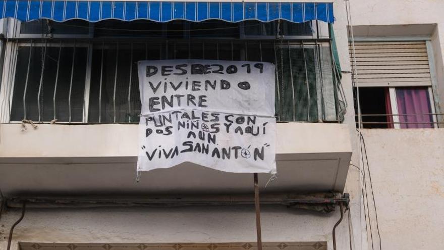 La pancarta de un vecino que convive con puntales en San Antón y que está pendiente de realojo en una vivienda nueva del barrio. | ÁZEL ÁLVAREZ