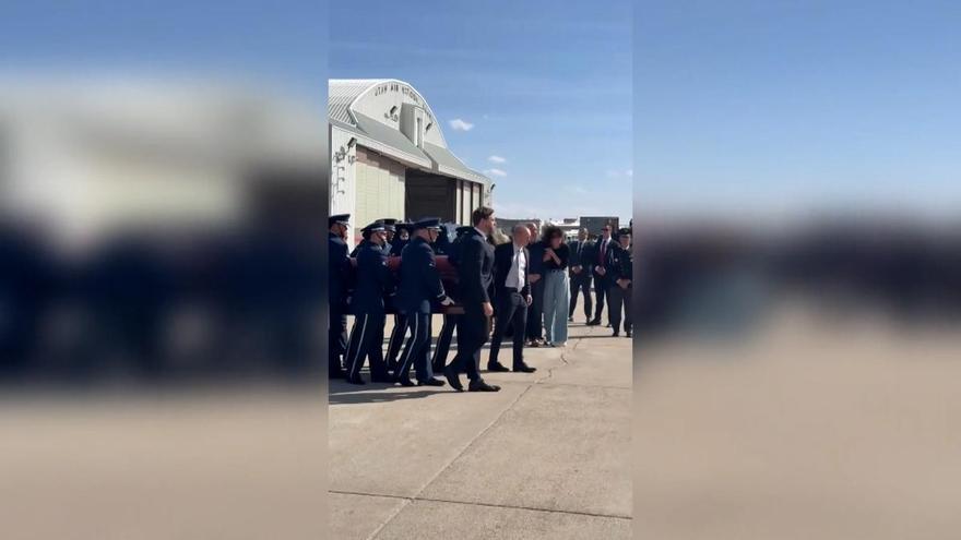 El vicepresidente de Estados Unidos, J.D. Vance, acompaña este jueves el ataúd del activista Charlie Kirk a bordo del avión vicepresidencial desde Utah hasta Phoenix.