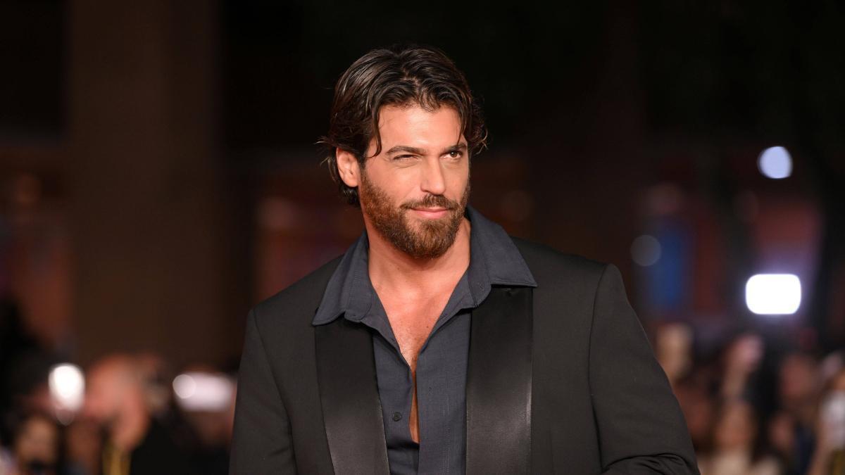 Can Yaman en una alfombra roja