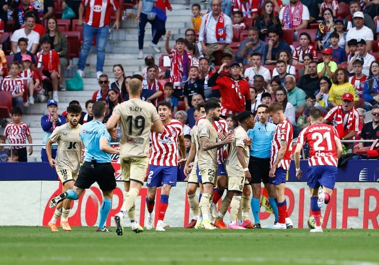 Los jugadores del Atlético piden penalti por una mano del área en el partido frente al Almería.