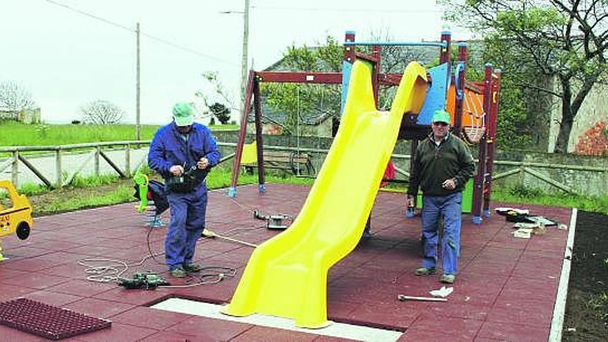 Tapia renueva sus parques infantiles