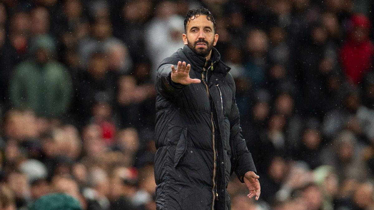 MANCHESTER (United Kingdom), 20/09/2025.- Manchester United's head coach Ruben Amorim gestures during the English Premier League soccer match between Manchester United and Chelsea FC, in Manchester, Britain, 20 September 2025. (Reino Unido) EFE/EPA/PETER POWELL EDITORIAL USE ONLY. No use with unauthorized audio, video, data, fixture lists, club/league logos, 'live' services or NFTs. Online in-match use limited to 120 images, no video emulation. No use in betting, games or single club/league/player publications.