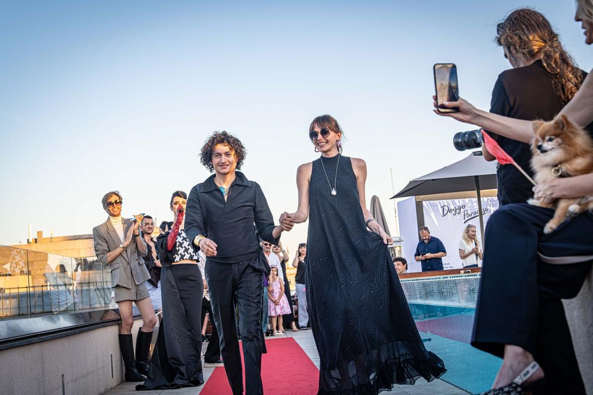 Perros participan en el desfile de alta costura y accesorios de lujo para mascotas organizado por la firma Doggo Paradiso, con diseños de la nueva colección de Anthony Sanchez.  Una cita dedicada a la moda y el lujo para animales de compañía en el Hotel ME de Barcelona. A 26 de mayo de 2026. On Barcelona. AUTOR: Manu Mitru | EPC