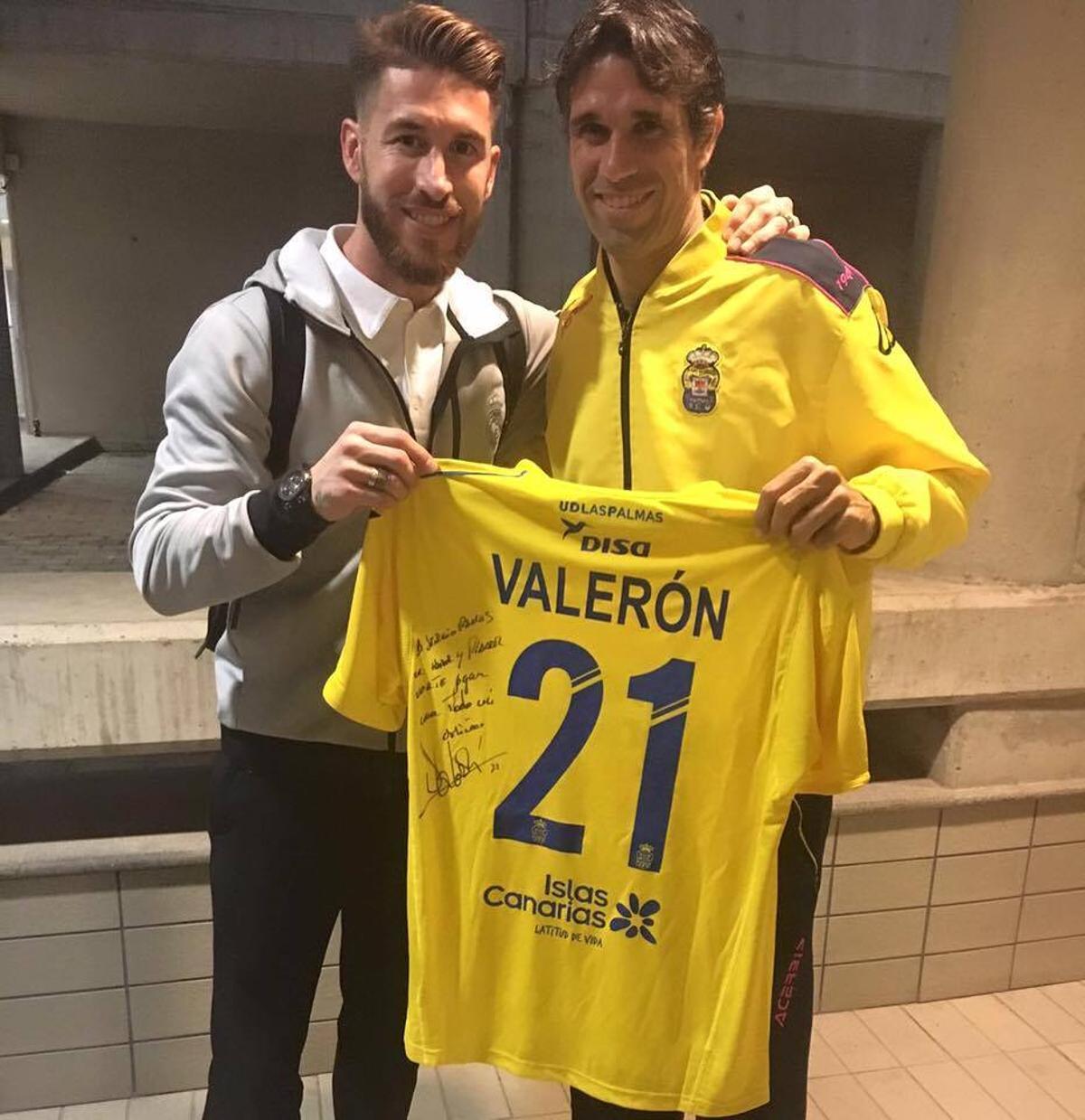 Sergio Ramos posa con la camiseta que le regaló Juan Carlos Valerón