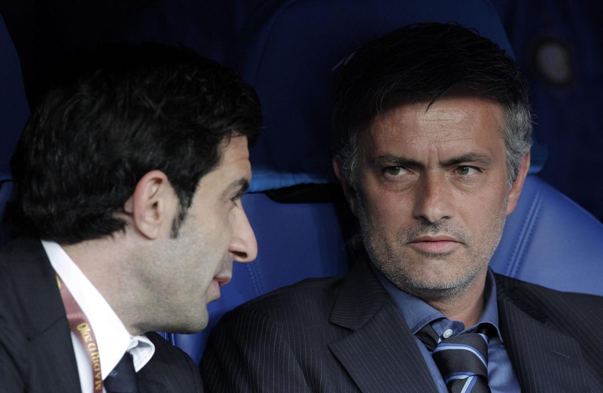 Mourinho y Figo en el banquillo del Inter de Milán