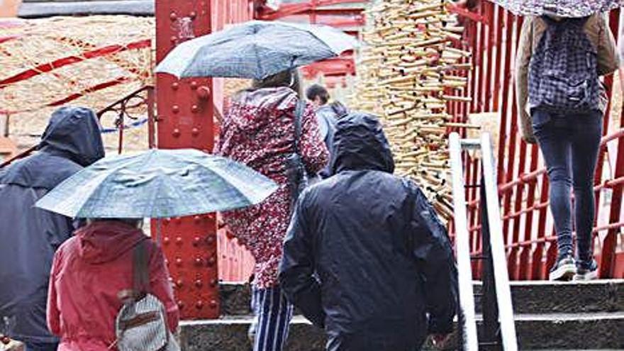 Jornada matinal de Temps de Flors amb paraigües i paravents, que es podria repetir avui.