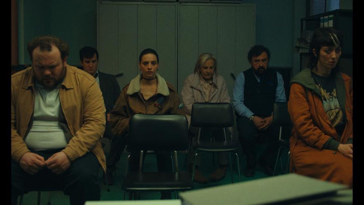 Imagen de la serie 'Tú también lo harías', con Michelle Jenner en el centro.