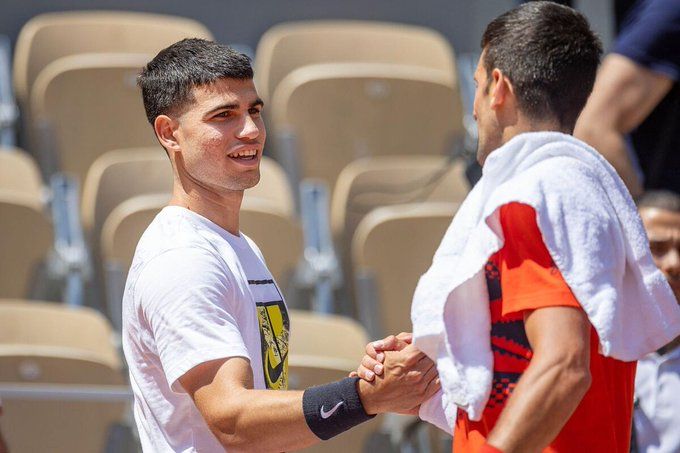 Alcaraz y Djokovic, se saludan tras un entrenamiento en París.