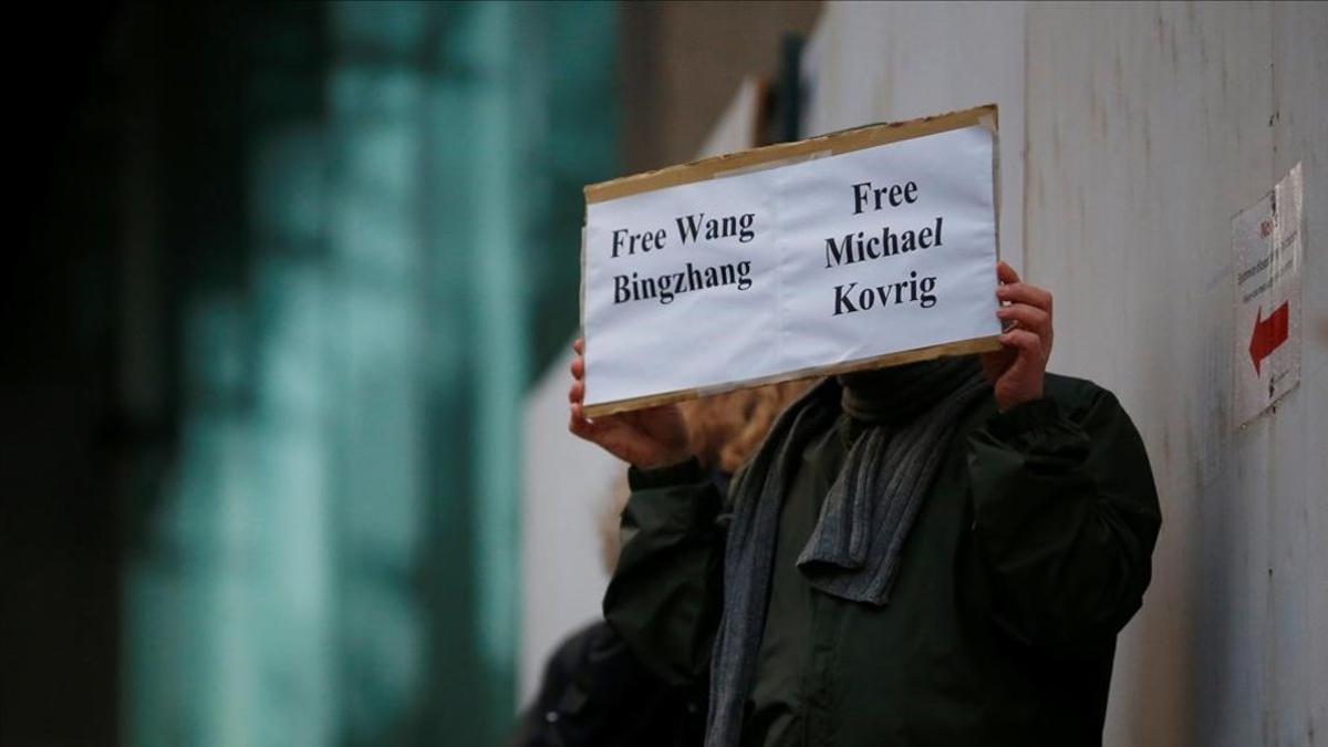 Un hombre pide en Vancouver la liberación de Michael Kovrig.