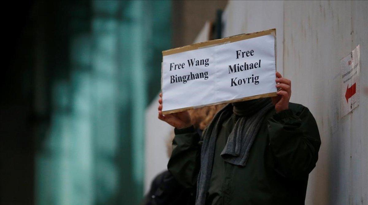 zentauroepp46229233 a man holds a sign calling for china to release wang bingzha181212141121