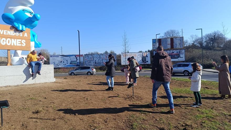 &quot;Gruñón&quot; despierta pasiones en Lugones: cientos de personas acuden a diario a fotografiarse con la imagen del pitufo