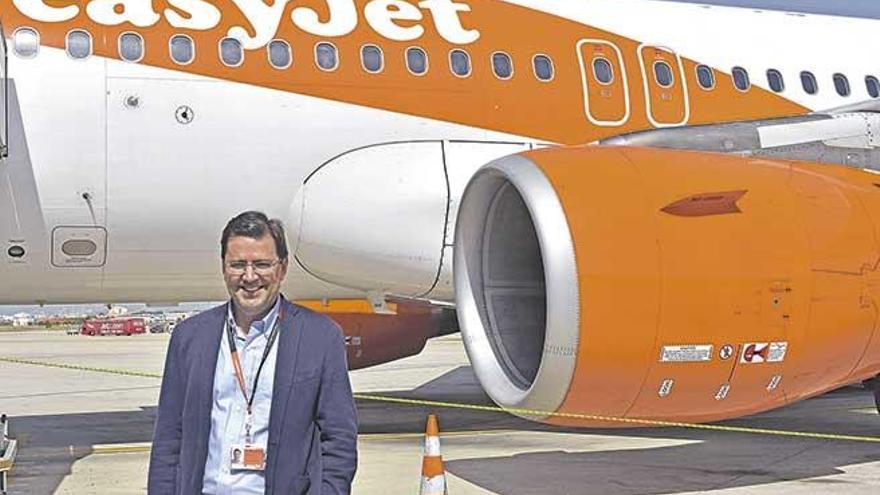 El director general de EasyJet, en la pista del aeropuerto de Palma, junto a uno de sus aviones.