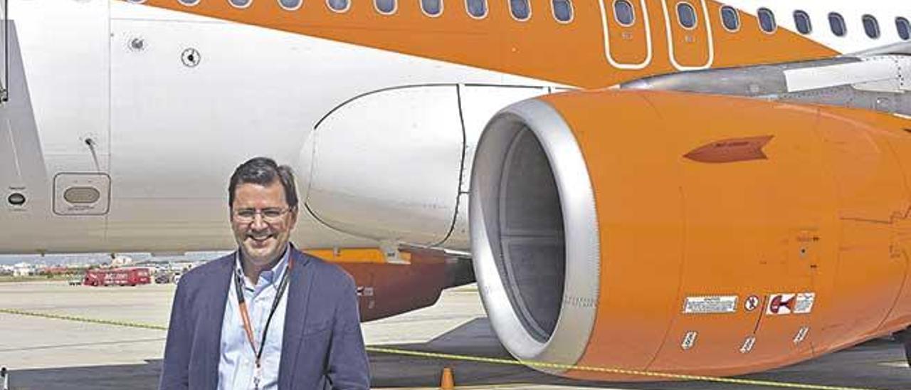 El director general de EasyJet, en la pista del aeropuerto de Palma, junto a uno de sus aviones.