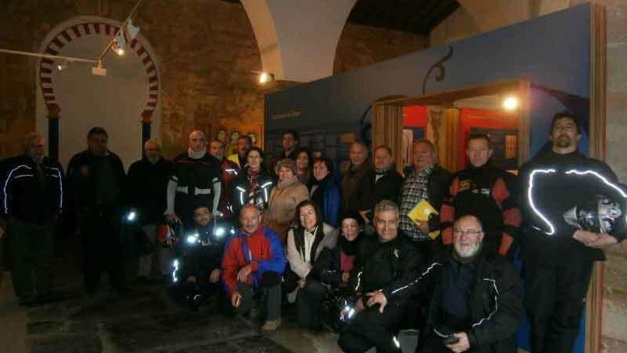 Grupo de moteros en el interior de la iglesia de Santa María de Tábara.