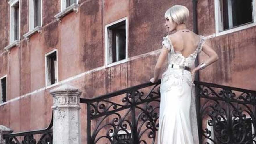 Una novia, en una calle de Venecia.