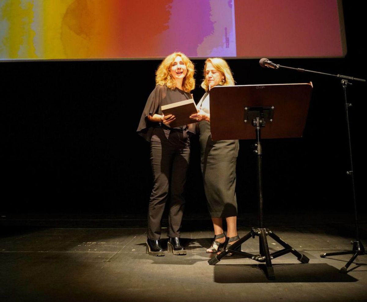 María Paz Fernández, a la izquierda, recibe una placa de manos de Julia Álvarez, durante el homenaje. | Irene Sirgo