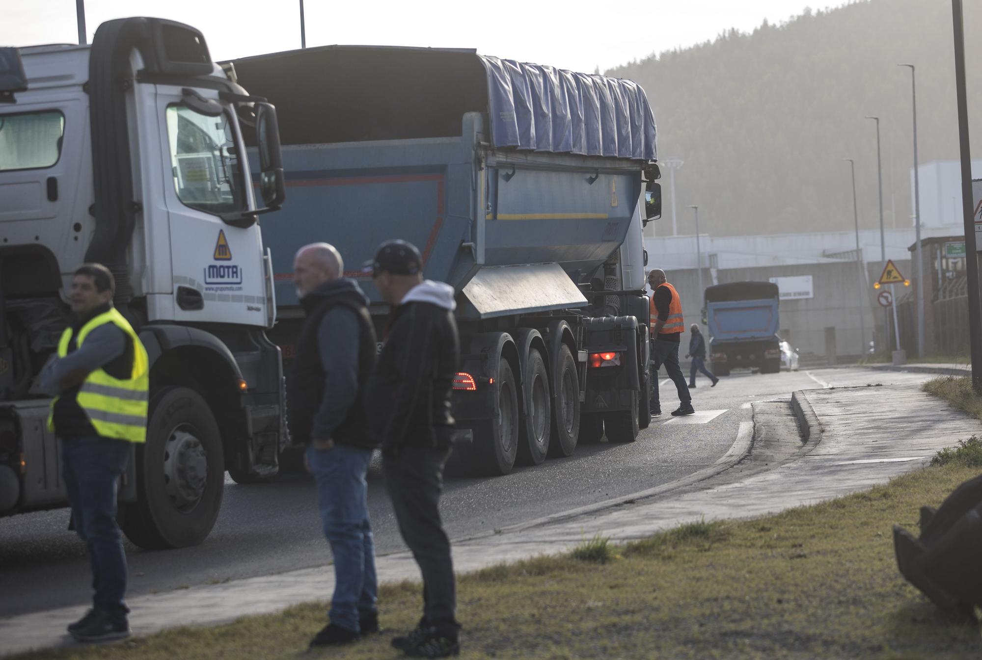 En imágenes: Piquetes contra las salidas de camiones en el puerto de Avilés