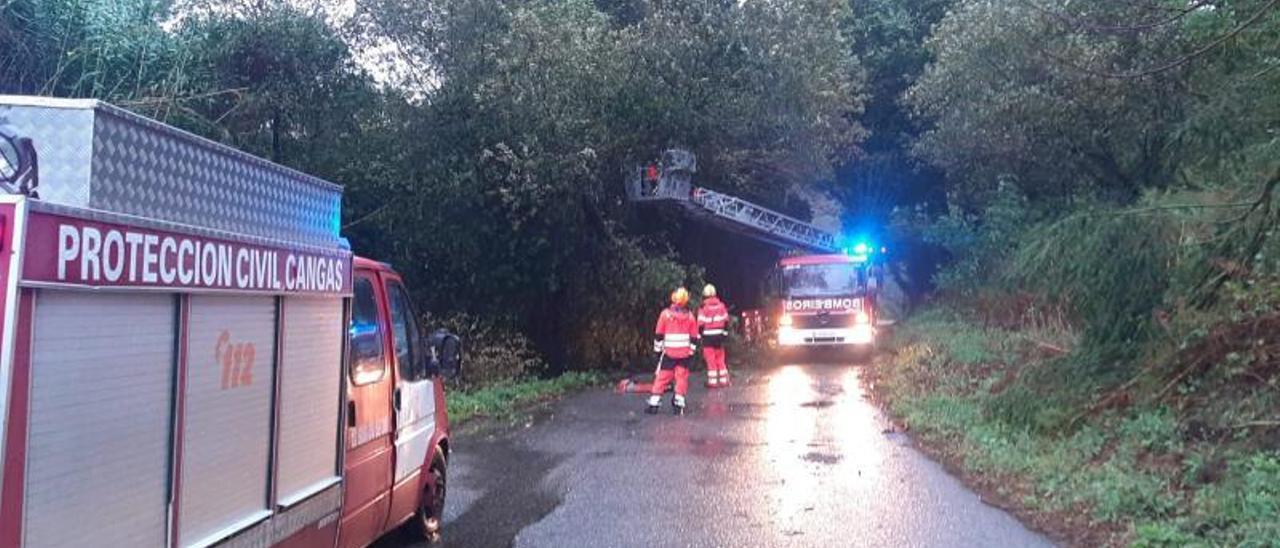 Bombeiros do Morrazo y Emerxencias Cangas en el vial de San Cosme. | // FDV