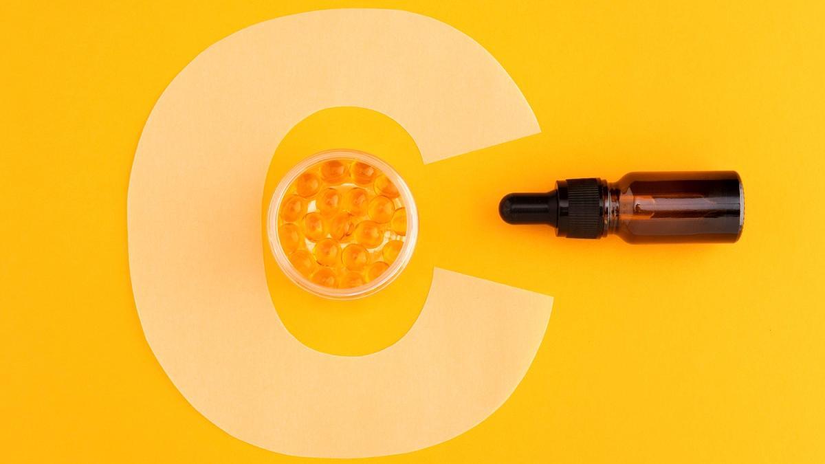 La vitamina C actúa como antioxidante, bloqueando parte del daño causado por los radicales libres.