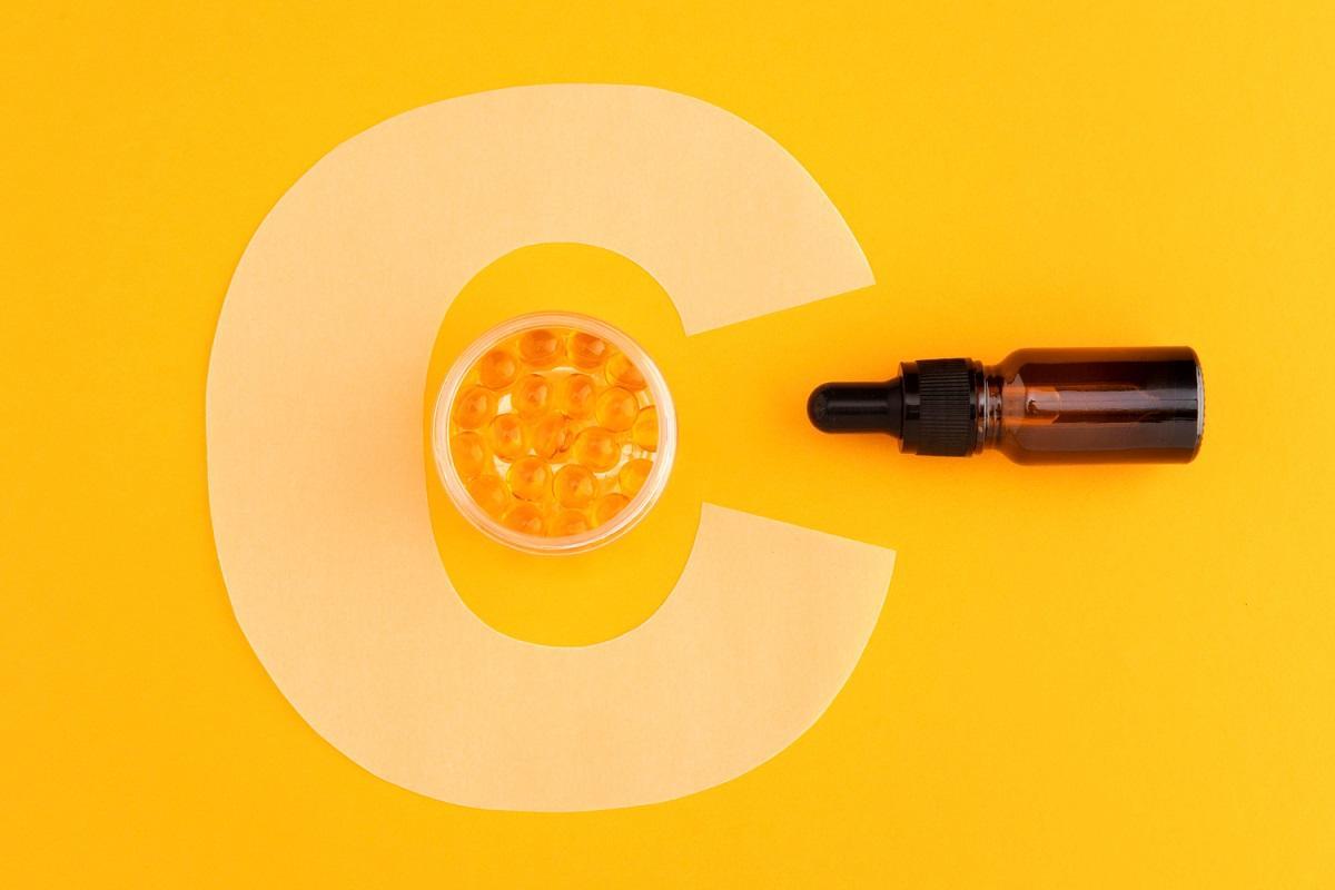 La vitamina C actúa como antioxidante, bloqueando parte del daño causado por los radicales libres.