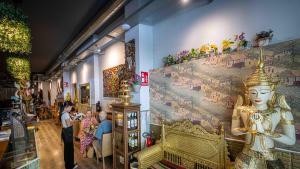 El 44% de bars i restaurants de Barcelona pertanyen a estrangers i per primera vegada el personal extracomunitari és majoria