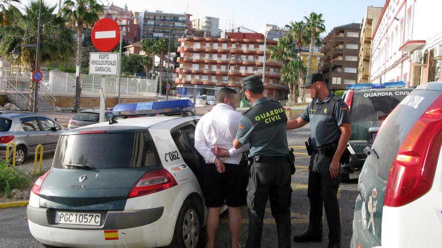 Agentes detienen al sospechoso del delito. guardia civil.