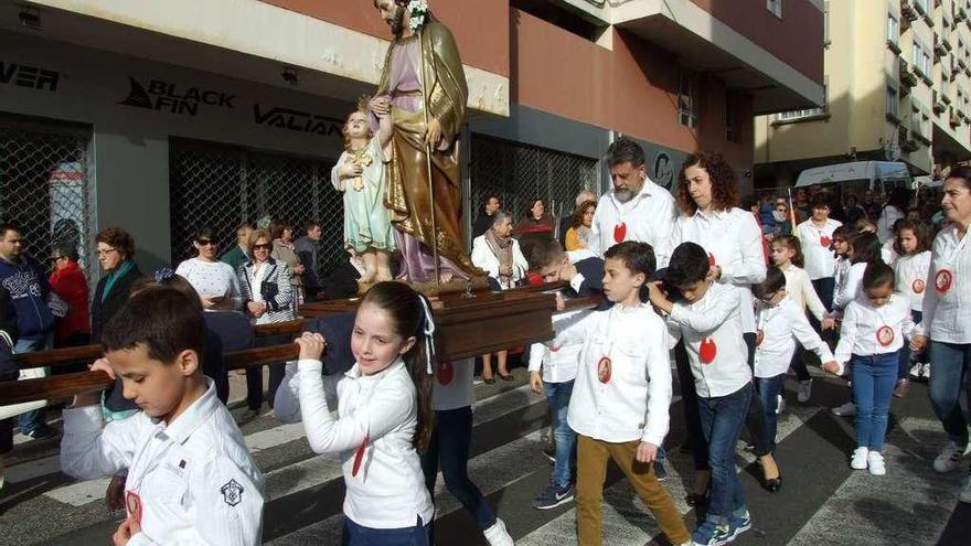 Procesión de San Xosé Obreiro, ayer, por las calles de Cantodarea. // Santos Álvarez