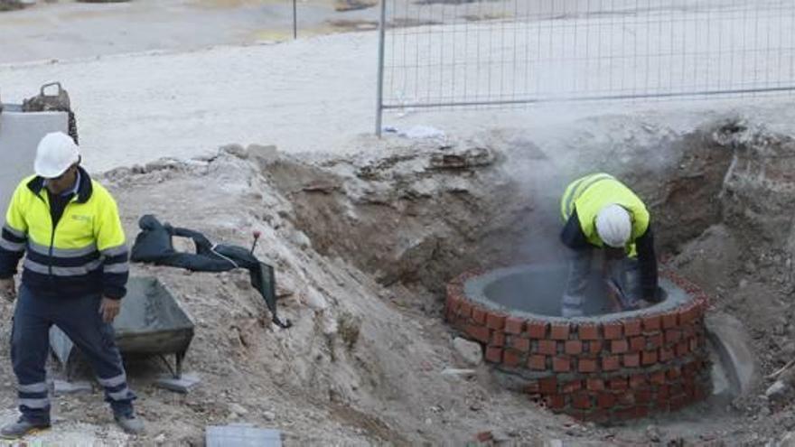 Operarios trabajan, ayer, en la reparación de las tuberías.