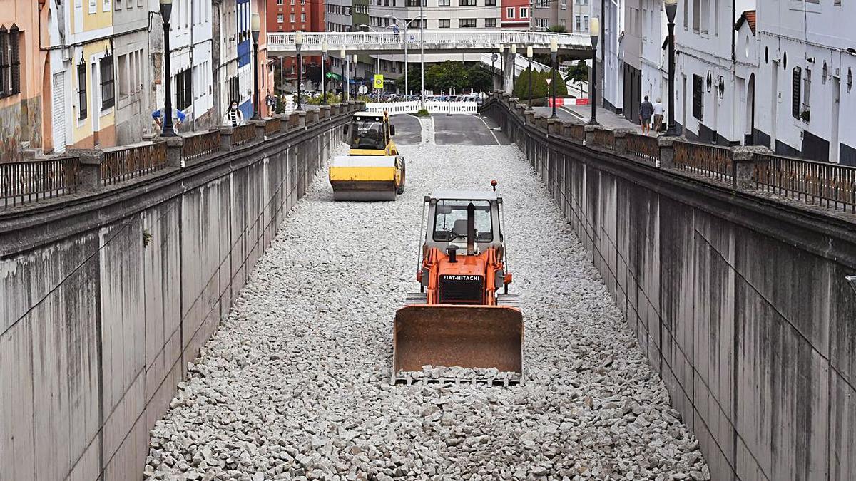 Máquinas de obras empiezan, ayer, a rellenar el paso inferior de la avenida de Arteixo.   | // VÍCTOR ECHAVE