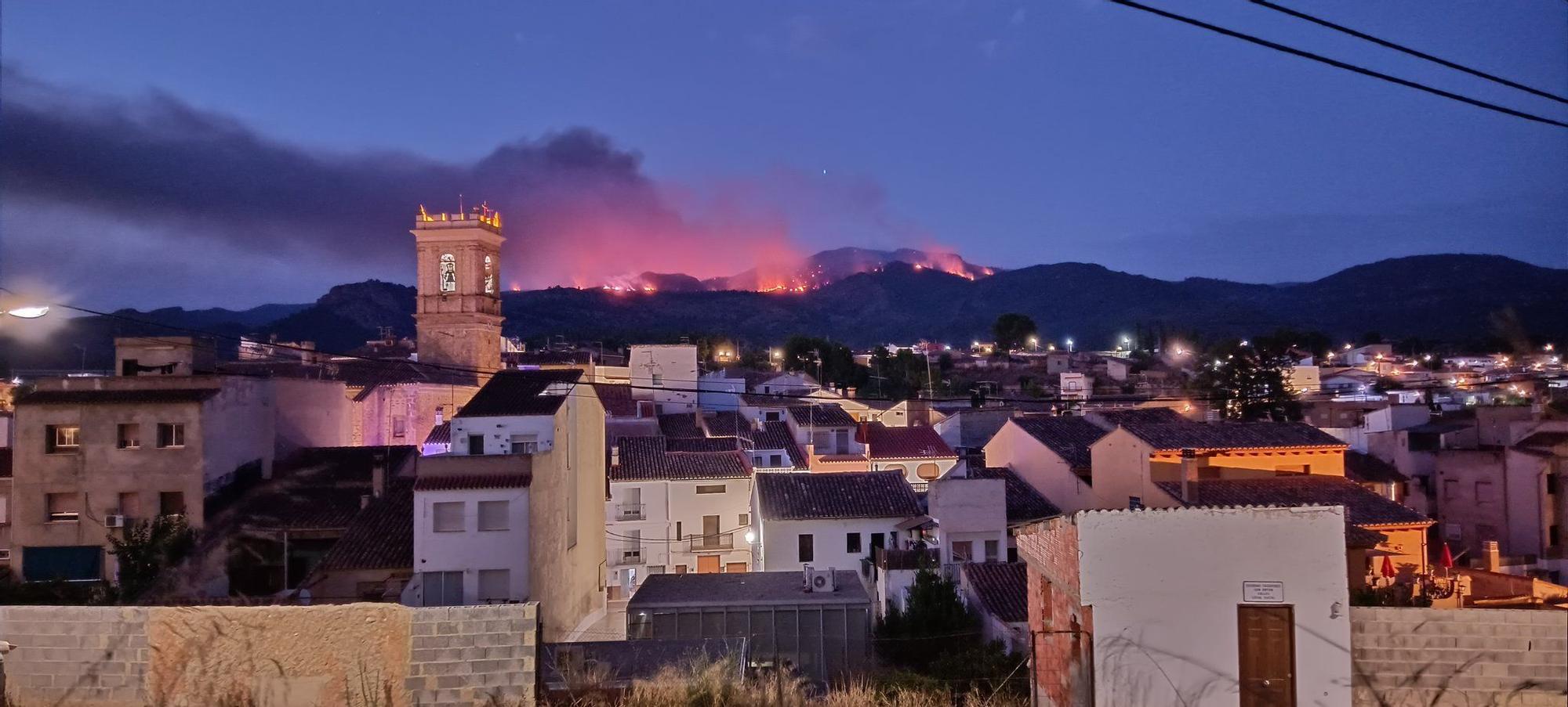 Un incendio forestal pone en alerta a Calles, en La Serranía