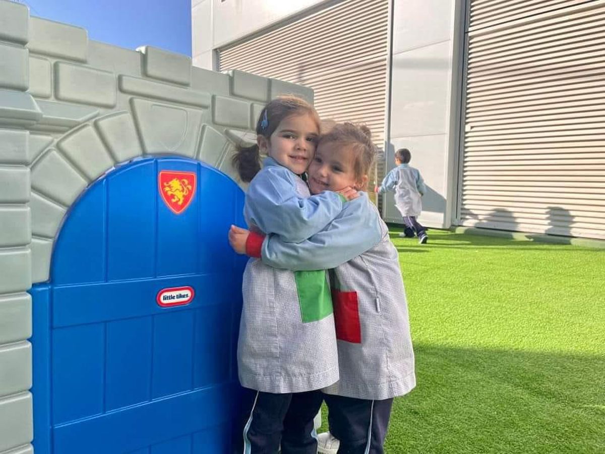 Dos alumnas de Calasancias, durante un recreo.