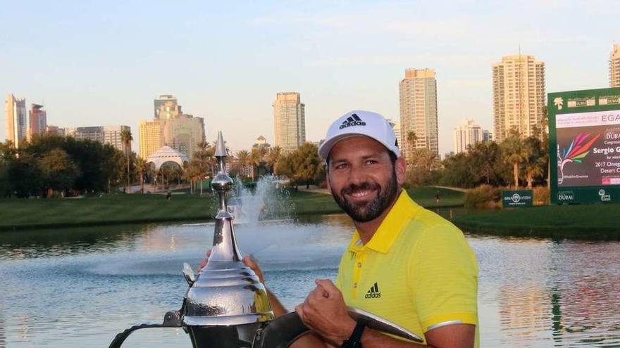 Sergio García posa con el trofeo conquistado en Dubai. // N. Balout