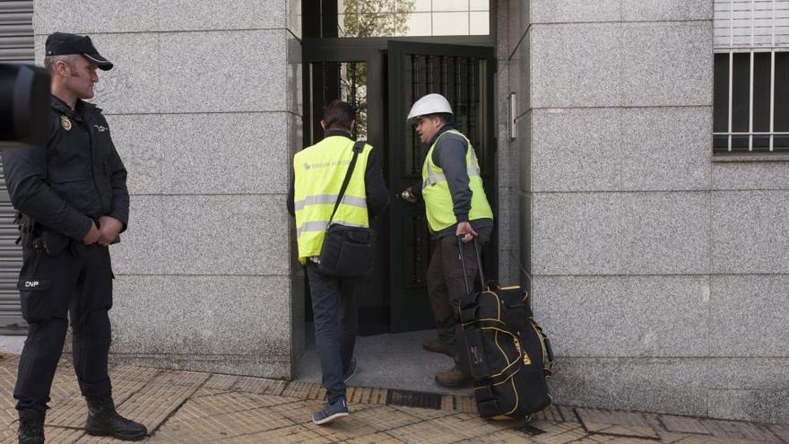 Agentes acceden al inmueble investigado.