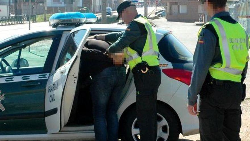 La Guardia Civil se lleva en el coche patrulla a los detenidos