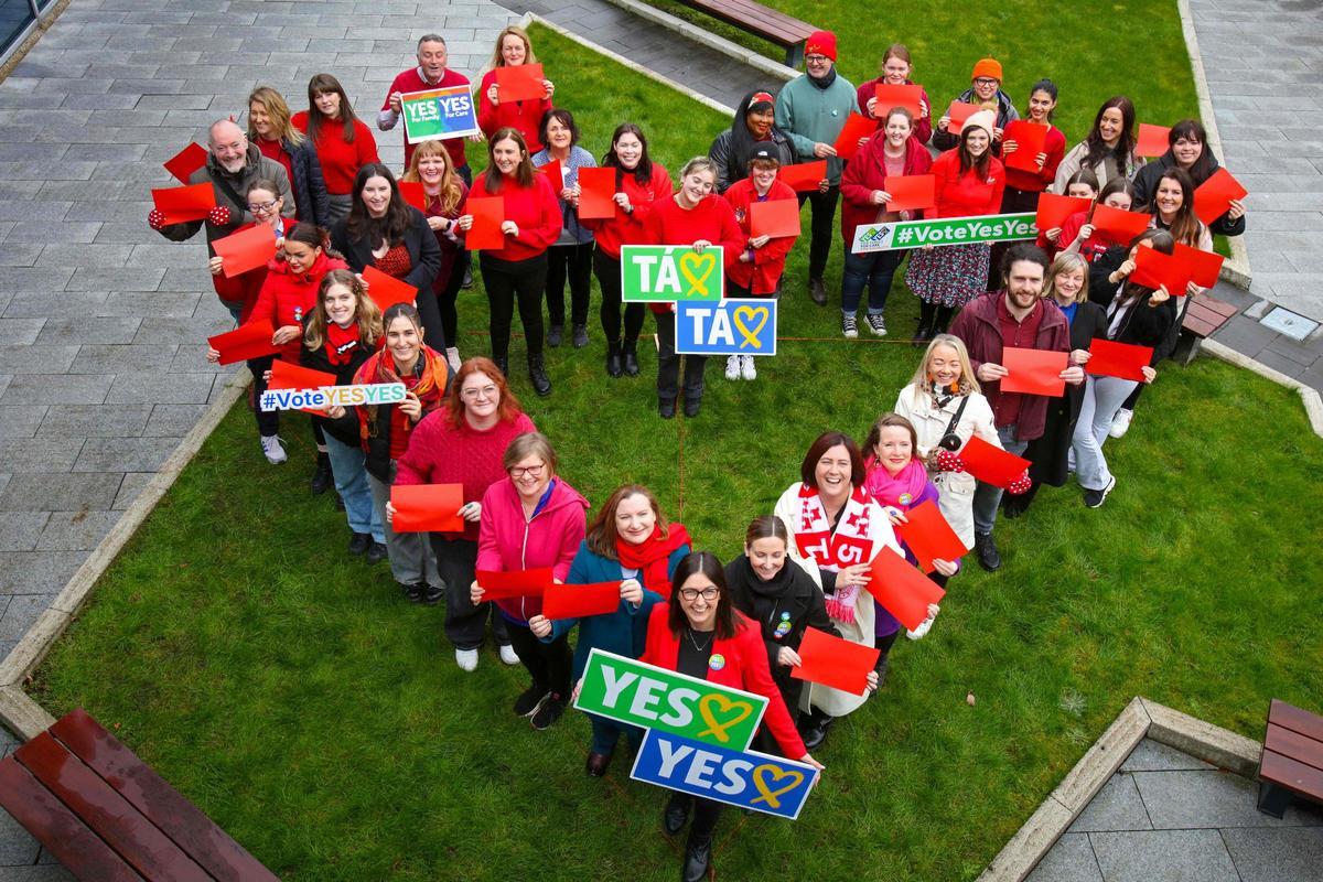 Miembros de la campaña del 'sí' en los referéndums sobre el rol de la mujer y la familia en la Constitución irlandesa, este martes en Dublín.