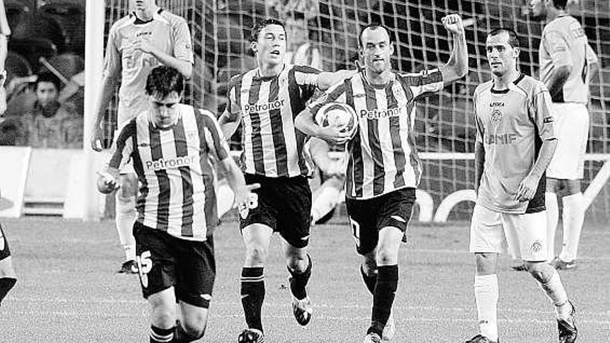 Etxeberria celebra el primer gol del Athletic ante el Nacional portugués.